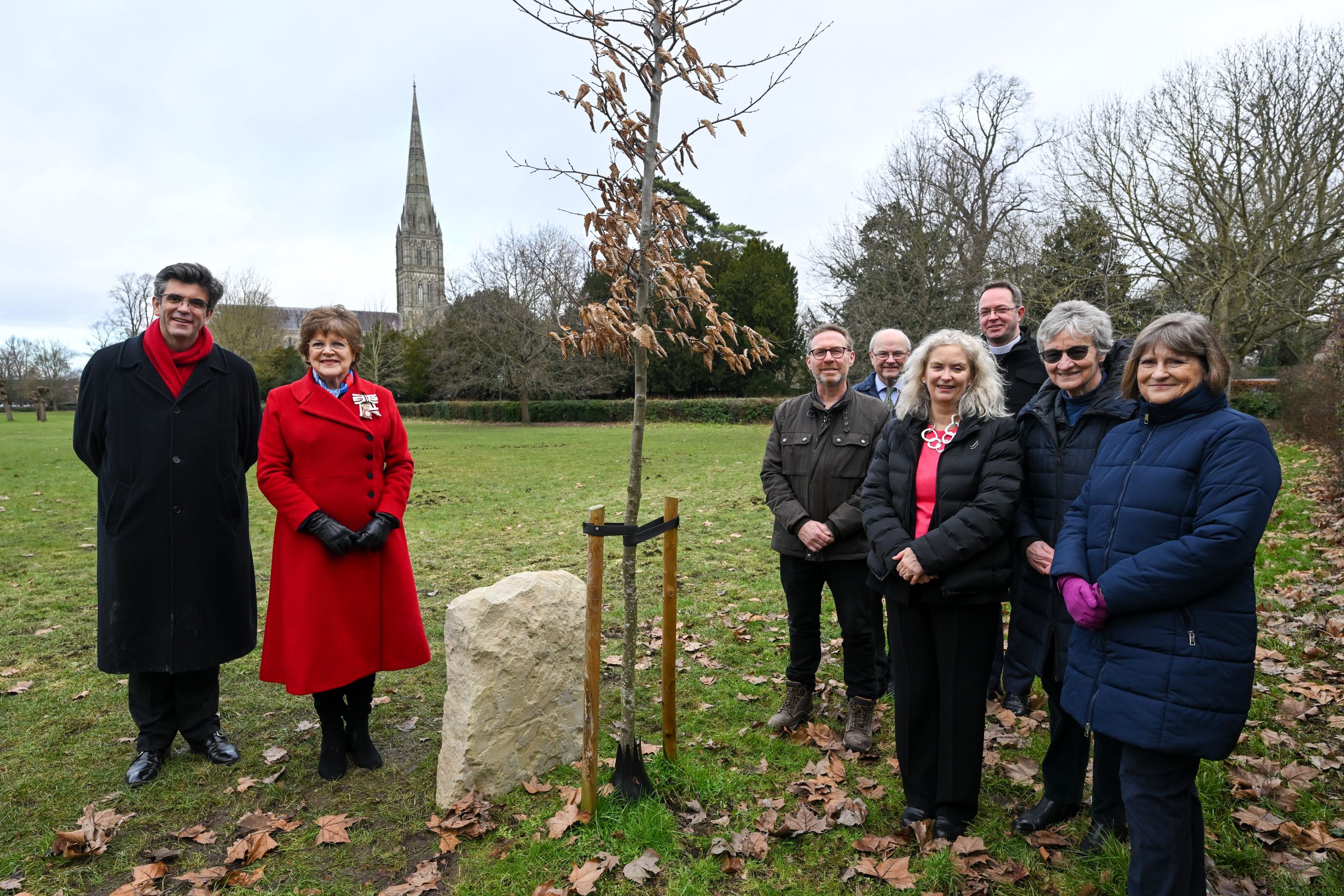 Lord-Lieutenant of Wiltshire unveils a plaque marking Cathedral’s Queens Green Canopy planting